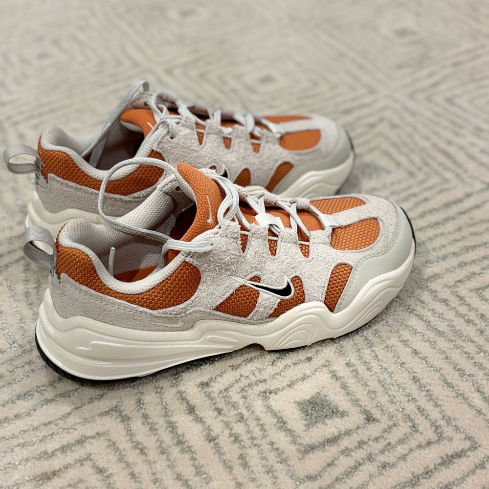 Nike Wmns Hera “Monarch Light Bone”